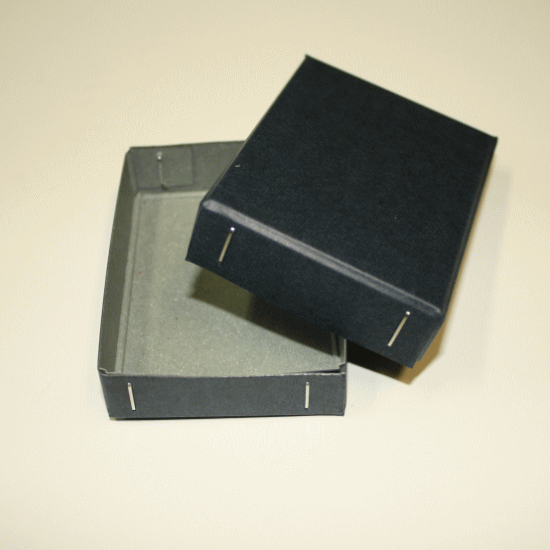 紙箱のセミオーダーメイド＿いろいろな色の箱製作事例4